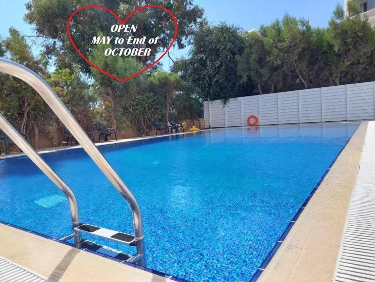 Beachfront Skyline Retreat 1Br Pool Central Lárnaka Kültér fotó
