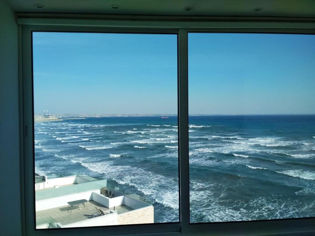 Beachfront Skyline Retreat 1Br Pool Central Lárnaka Kültér fotó